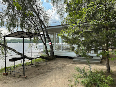 Застекленная беседка у воды 